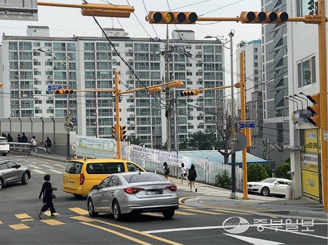 인천 부평구 부평2동의 황색 점멸등 사거리를 지나는 운전자와 보행자들. 사진=노선우 기자