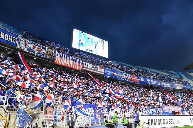 　15일 수원월드컵경기장서 열린 수원 삼성과 인천의 K리그2 16라운드 경기서 응원전을 펼치는 수원 팬들. 사진=수원 삼성 소셜미디어