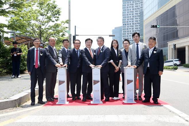 18일 송도국제도시 센트럴파크에 위치한 경원재 바이 워커힐에서 윤원석 인천경제청장(왼쪽에서 다섯번째)과 김유곤 인천시의회 산업경제위원회 위원장이 기념촬영을 하고 있다.(사진=인천경제청)