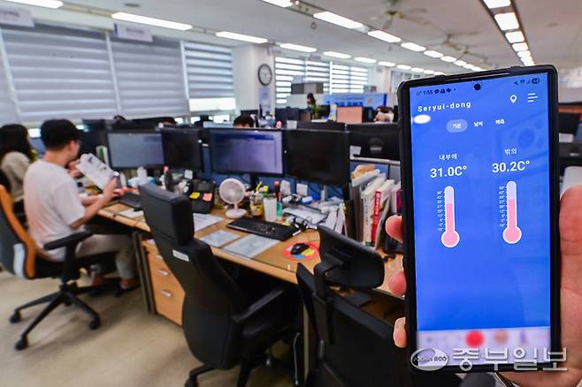 18일 오후 수원시청사의 한 사무실에서 스마트폰 온도계 애플리케이션이 측정한 실내 온도가 31.0도, 실외 온도는 이보다 낮은 30.2를 보이고 있다. 임채운기자