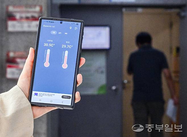 18일 오후 수원시청사 복도에서 스마트폰 온도계 애플리케이션이 측정한 실내 온도가 30.9도, 실외 온도는 이보다 낮은 29.7도를 보이고 있다. 임채운기자