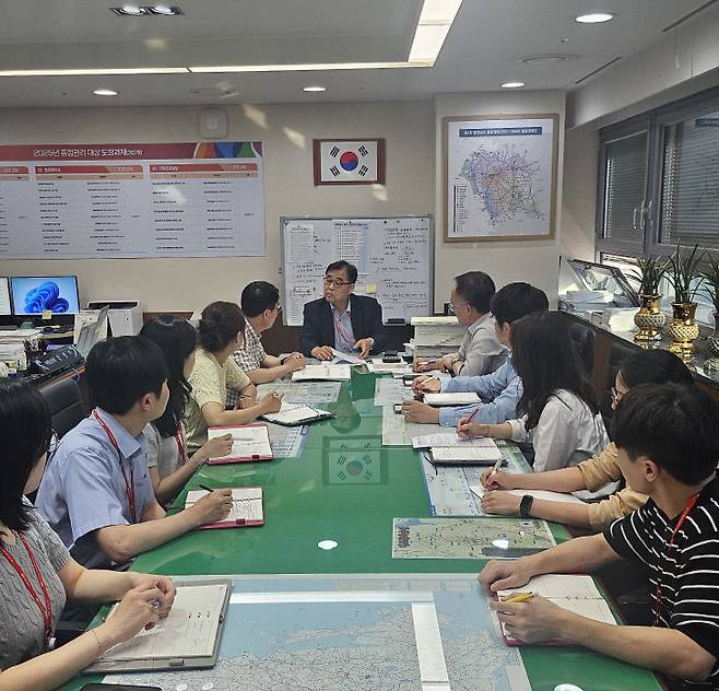 강성기 도 기획조정실장이 18일 비상경제 상황실에서 회의를 열었다. /충남도 제공