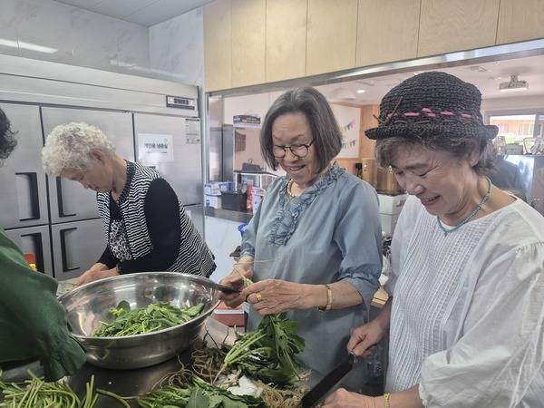 당진북부사회복지관(관장 이건일)은 최근 우양재단 먹거리 네트워크와 어글리어스가 함께하는 '어글리어스 시즌2'에 참여하여 지역 주민들과 함께 요리하고 나누는 식생활 실천 활동을 진행했다.