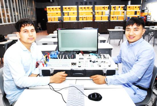 최근 전기기능사 자격시험 실기 부문에 최종 합격한 거제대학교 전기공학과 외국인반 2학년 네팔 국적 비스트(왼쪽) 학생과 라주 학생. 사진=거제대학교