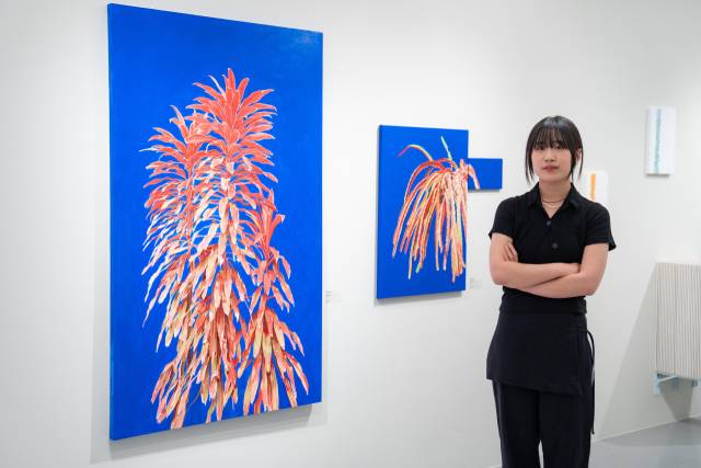 해석 정해영 선생 장학문화재단이 주최한 '2025 부울경 예비작가 지원전'이 지난 11일 개막해 내달 8일까지 서면 복합예술공간 별채*에서 개최된다. 사진은 최우수상을 수상한 동아대 박주영 예비작가와 작품. 해석장학문화재단 제공