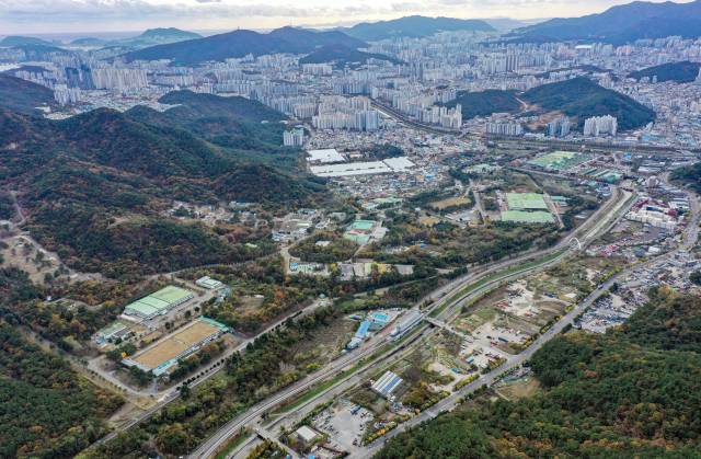 부산 해운대구 센텀2지구 도시첨단산업단지(이하 센텀2지구) 조성 사업의 최대 걸림돌이었던 방산업체 (주)풍산이 기장군 장안읍으로 입주의향서를 부산시에 제출했다. 풍산 부산공장과 센텀2지구 조성 예정지 전경. 부산일보DB