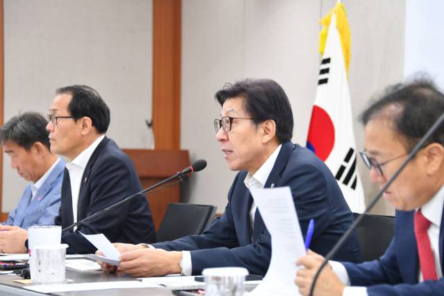 박형준 부산시장이 지난 5일 부산시청에서 열린 '제21대 대통령 부산 공약 국정과제화 보고회'에서 발언하고 있다. 박 시장은 이재명 대통령이 대선 과정에서 회의적인 입장을 내비친 한국산업은행 본점 부산 이전에 대해 "지금 약간의 이견이 있지만, 부산시로서 놓칠 수 없는 과제"라며 "부산 미래를 위한 핵심 정책은 정권 변화와 상관 없이 일관되게 추진돼야 한다"고 말했다. 연합뉴스