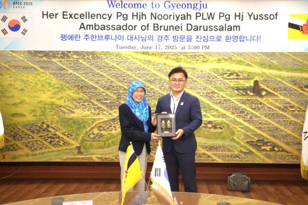 펭에란 하자 누리야 유소프 주한 브루나이대사(왼쪽)와 송호준 경주부시장이 지난 17일 경주시청에서 환담을 나눈 뒤 기념품을 교환하고 있다. 경주시