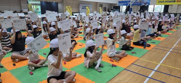 18일 의성초 튼튼관에서 열린 '2025 안전골든벨 경상북도 어린이퀴즈쇼' 의성예선에서 정답인 '마늘' 대신 '김치'를 써낸 한 학생이 눈길을 끌었다. 김동현 기자 jhass80@kyongbuk.com