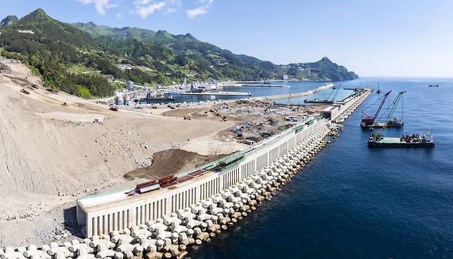 경북 울릉도 사동항 해상에 건설중인 울릉공항 모습. 오는 2028년 개항을 목표로 길이 1.2㎞활주로를 건설하며 현재 공정률 63%를 나타내고 있다.<울릉군 제공>