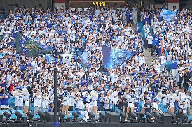 대구 삼성라이온즈파크를 찾은 팬들이 응원 중이다. <삼성 라이온즈 제공>