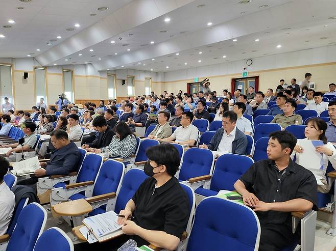 제주특별자치도는 18일 농어업인회관 대강당에서 '제주형 압축도시 조성을 위한 고도관리방안' 토론회 및 도민 설명회를 개최했다.