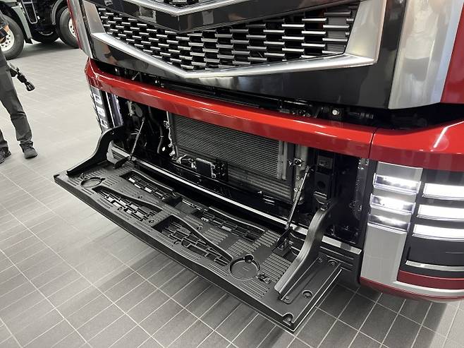 더 뉴 엑시언트 범퍼를 아래로 내리면 올라서 전면 유리를 닦을 수 있는 발판이 되는 동시에 잠시 차를 세우고 커피를 마실 수 있는 야외 테라스가 된다. 사진=이상진