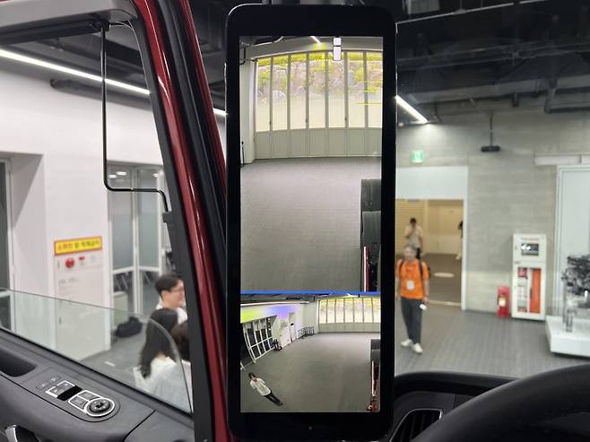 더 뉴 엑시언트에는 디지털 사이드 미러가 장착돼 이전 모델 대비 후측방 시야가 개선돼 운전자가 더욱 안전 운전에 매진할 수 있다. 사진=이상진