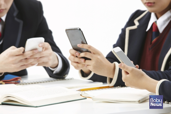 청소년 5명 중 1명이 인터넷·스마트폰 과다 사용으로 일상생활에 지장을 받고 있는 것으로 조사됐다. 다만, 과다 사용 청소년 수는 지난해보다 소폭 감소한 것으로 나타났다. ⓒ베이비뉴스