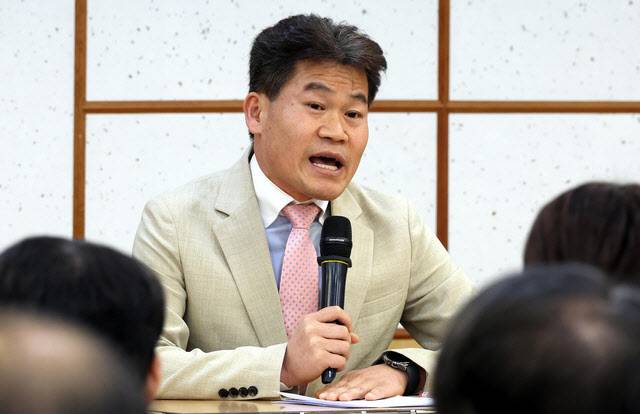 한국사 강사 전한길 씨가 12일 오전 서울 여의도 국회 의원회관 세미나실에서 열린 국민저항권 긴급세미나에서 기조 강연을 하고 있다. (사진=뉴시스)