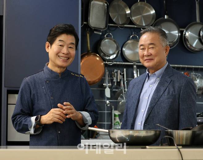 이연복 셰프가 예종석의 교수와 인터뷰하며 환하게 웃고 있다. (사진=김태형 기자)