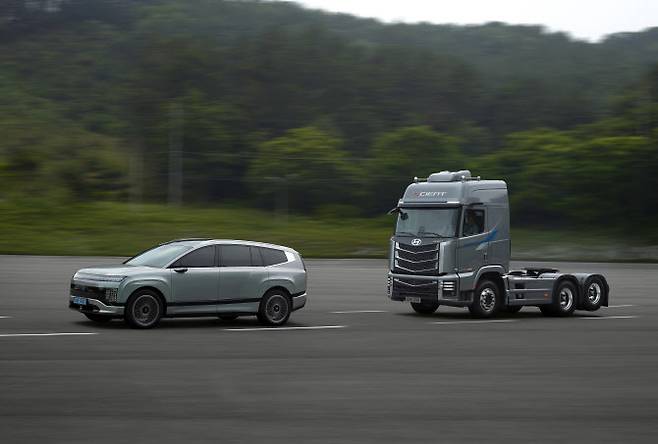 현대차 천안 글로벌러닝센터(GLC)에서 트랙 주행 중인 ‘더 뉴엑시언트’ 하이루프캡 트랙터. (사진=현대차)