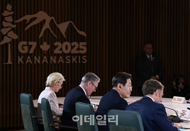 이재명 대통령이 17일(현지 시간) 캐나다 앨버타주 카나나스키스 주요 7개국(G7) 정상회의장에서 업무오찬 및 G7 정상회의 확대세션에 참석해 자리에 앉아 있다.(사진=뉴시스)