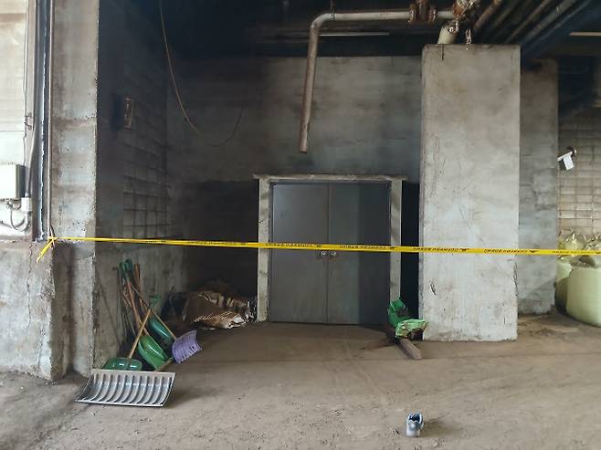 18일 오전 11시35분께 인천 강화군 선원면 가축분뇨공공처리시설 퇴비동에서 작업 인부 중 1명이 숨지고 3명이 경상 피해를 입었다. (사진 = 인천소방본부 제공)