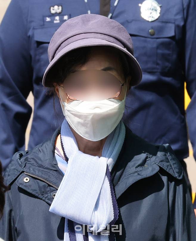 [이데일리 방인권 기자] 통장 잔고 증명서 위조 혐의 등으로 2023년 7월 징역 1년을 선고받고 복역 중이던 윤석열 대통령의 장모 최은순 씨가 지난해 5월 14일 오전 가석방 돼 서울동부구치소를 나서고 있다.