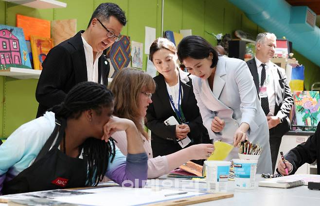 G7 정상회의에 참석하는 이재명 대통령과 함께 캐나다를 방문한 김혜경 여사가 17일(현지 시간) 캐나다 캘거리 국립장애인예술센터를 방문해 센터활동가들의 작품을 살펴보고 있다.(사진=뉴시스)