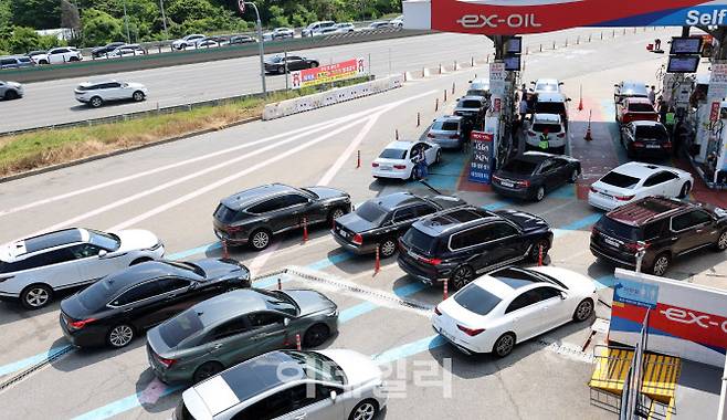 지난 15일 서울 만남의광장 휴게소 알뜰주유소를 찾은 시민들이 차량에 주유를 하기 위해 줄을 서고 있다. (사진=방인권 기자)