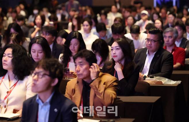 [이데일리 노진환 기자] 18일 서울 중구 서울신라호텔에서 ‘뒤집힌 인구 피라미드...축의 전환, 길을 찾다’를 주제로 제16회 이데일리 전략포럼이 개최됐다. 행사장을 찾은 참석자들이 브로니스와프 코모로프스키 제5대 폴란드 대통령과 주형환 저출산고령사회위원회 부위원장의 대담을 경청하고 있다.