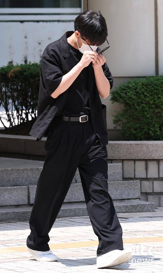 그룹 NCT 출신 태일(본명 문태일)이 특수준강간 혐의로 18일 오전 서울중앙지방법원에서 열린 첫 공판에서 징역 7년의 실형을 구형받고 법원을 나서고 있다. 박세완 엔터뉴스팀 기자 park.sewan@jtbc.co.kr