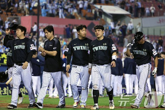 17일 오후 서울 송파구 잠실야구장에서 열린 프로야구 '2025 신한 SOL뱅크 KBO 리그' NC 다이노스와 LG 트윈스의 경기에서 6대 2로 패한 LG 선수들이 무거운 표정으로 그라운드를 나서고 있다. 2025.6.17/뉴스1 ⓒ News1 박정호 기자