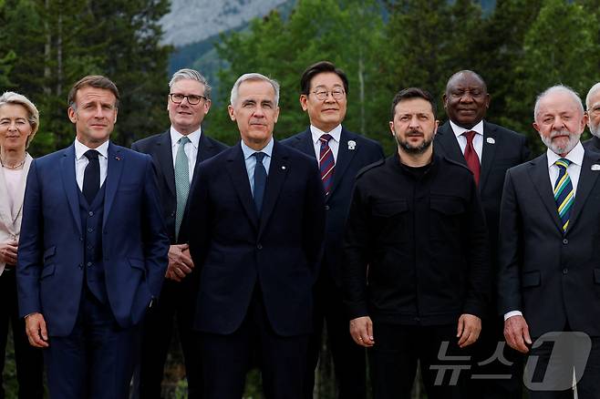 이재명 대통령이 17일(현지시간) 캐나다 앨버타주 카나나스키스 주요 7개국(G7) 정상회의장에서 의장국 마크 카니 캐나다 총리, 초청국 정상들과 함께 기념 촬영을 하고 있다. ⓒ 로이터=뉴스1