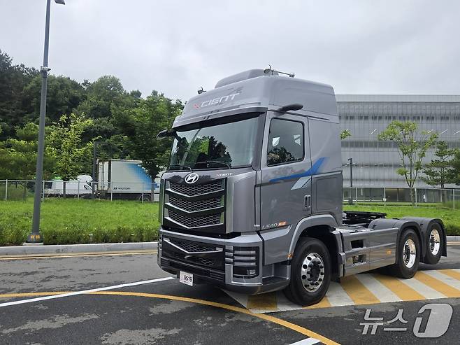 17일 충남 천안의 현대자동차 글로벌러닝센터(GLC) 주행 시험장에서 대형트럭 '더 뉴 엑시언트'가 주행하고 있다. 2025.06.17/뉴스1 김성식 기자