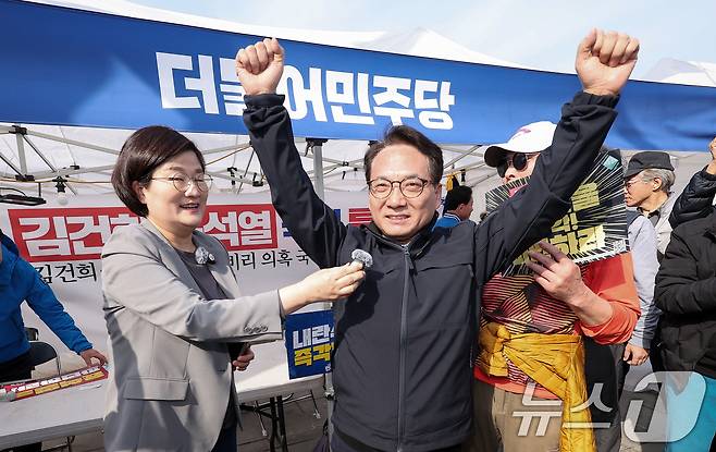 박선원 더불어민주당 의원이 26일 오후 서울 종로구 광화문 더불어민주당 천막 당사에서 이재명 대표의 공직선거법 위반 혐의 항소심이 무죄 선고를 받자 환호하고 있다. 2025.3.26/뉴스1 ⓒ News1 김성진 기자