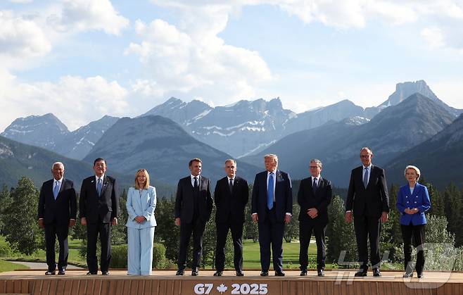 16일(현지시간) 캐나다 앨버타주 휴양 도시 캐내내스키스에서 열린 주요 7개국(G7) 정상회의에 참석한 정상들이 단체 기념사진을 촬영하고 있다. 사진 왼쪽부터 안토니우 코스타 유럽연합(EU) 정상회의 상임의장, 이시바 시게루 일본 총리, 조르자 멜로니 이탈리아 총리, 에마뉘엘 마크롱 프랑스 대통령, 마크 카니 캐나다 총리, 도널드 트럼프 미국 대통령, 키이어 스타머 영국 총리, 프리드리히 메르츠 독일 총리, 우르줄라 폰데어라이엔 EU 집행위원장. 2025.06.16 ⓒ 로이터=뉴스1 ⓒ News1 류정민 특파원