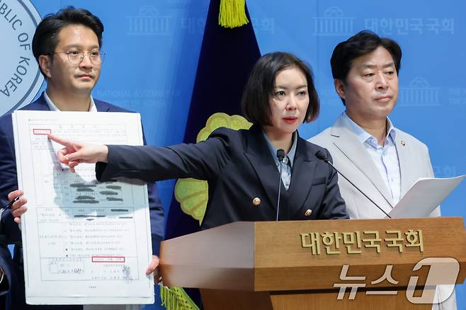 임세은 민생경제연구소장이 18일 서울 여의도 국회 소통관에서 열린 '대장동 사건 관련 정치검찰 규탄 및 처벌 촉구 기자회견'에서 검찰의 김용 전 민주연구원 부원장에 대한 압수조서에 이재명 대통령을 수사 대상이 아닌 피의자로 표기한 것을 가리키며 발언하고 있다. 2025.6.18/뉴스1 ⓒ News1 안은나 기자