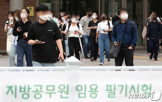 서울 강서구 마곡하늬중학교에 마련된 제43시험장에서 수험생이 2022년도 지방공무원 9급 공채 임용 필기시험을 마치고 나서고 있다 .2022.6.18/뉴스1 ⓒ News1 임세영 기자