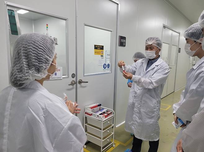 HLB헬스케어사업부 이제규 부사장이 13일 세종시 HLB헬스케어 생산시설에서 검체 수송용 배지 생산 과정을 설명하고 있다. (HLB그룹 제공)