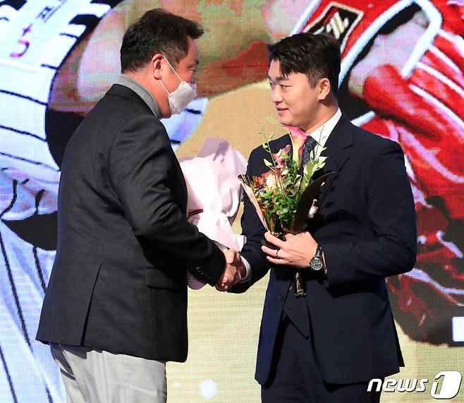 고우석(오른쪽)과 차명석 LG 트윈스 단장. 뉴스1 DB ⓒ News1 김진환 기자