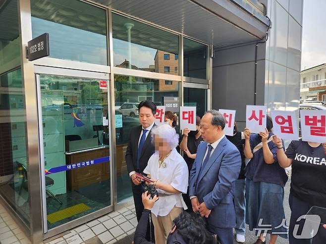 지난해 5월 규정을 어긴 군기 훈련을 받다 숨진 고(故) 박 모 훈련병의 유족 측이 18일 법정 앞에서 군 지휘관들의 2심 판결 선고와 관련한 입장을 밝히고 있다. 2025.6.18/뉴스1 이종재기자