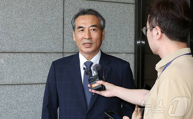 윤석열 전 대통령의 부인 김건희 여사 의혹 관련 사건을 맡은 민중기 특별검사가 18일 오후 서울중앙지방검찰청에서 박승환 검사장 직무대리와 면담을 마친 뒤 취재진 질문에 답변하고 있다. 2025.6.18/뉴스1 ⓒ News1 김진환 기자