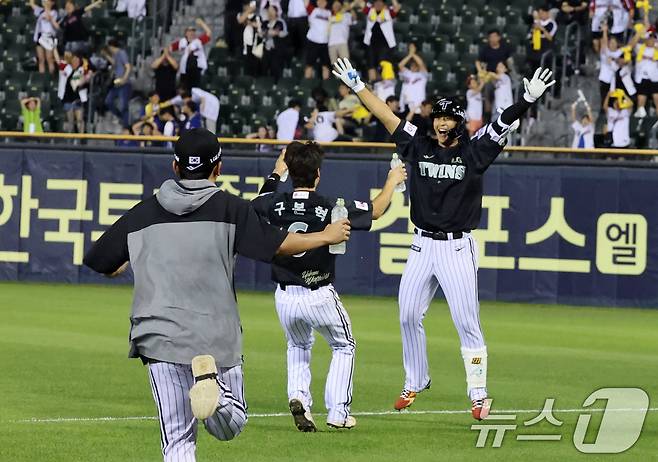 18일 오후 서울 송파구 잠실야구장에서 열린 프로야구 '2025 신한 SOL뱅크 KBO 리그' LG 트윈스와 NC 다이노스의 경기에서 9말 1사 1루, 3루상황 LG 송찬의가 끝내기 땅볼을 친 후 환호하고 있다. 2025.6.18/뉴스1 ⓒ News1 박세연 기자