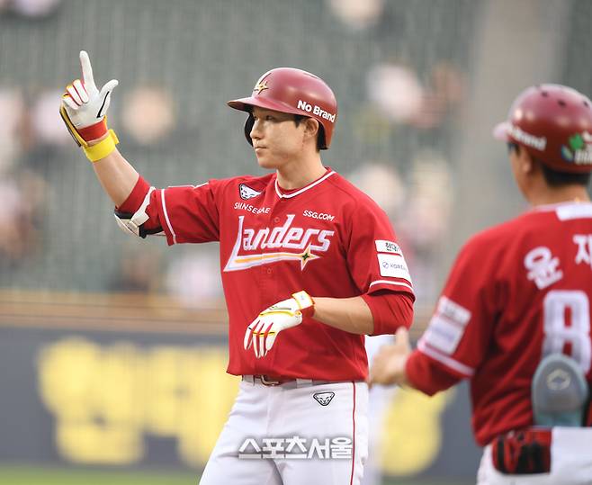 SSG 박성한이 잠실구장에서 열린 2025 KBO리그 LG와 경기에서 안타를 때린 후 세리머니를 하고 있다. 잠실 | 최승섭기자 thunder@sportsseoul.com