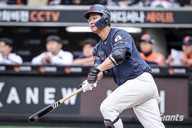 롯데 손호영이 대전 한화생명 볼파크에서 열린 2025 KBO리그 한화전에서 안타를 때리고 있다. 사진 | 롯데 자이언츠