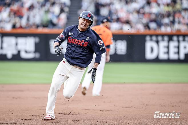 롯데 손호영이 대전 한화생명 볼파크에서 열린 2025 KBO리그 한화전에서 홈을 향해 달리고 있다. 사진 | 롯데 자이언츠