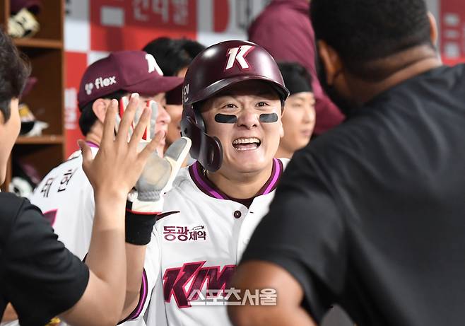 키움 최주환이 더그아웃에서 동료들과 하이파이브를 하고 있다. 고척 | 박진업 기자 upandup@sportsseoul.com