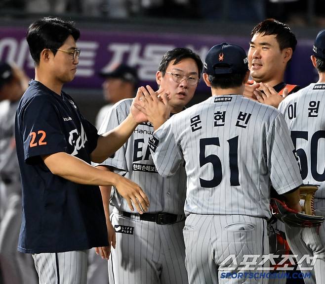 17일 부산 사직야구장에서 열린 한화와 롯데의 경기, 한화가 6대0으로 승리하며 5연승을 달렸다. 승리의 기쁨을 나누는 안치홍의 모습. 부산=허상욱 기자wook@sportschosun.com/2025.06.17/