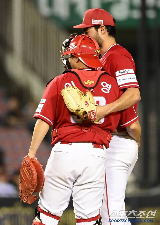 11일 잠실야구장에서 열린 SSG와 LG의 경기, 6회말 1사 2,3루 마운드를 내려가던 화이트가 이지영과 서로를 다독이고 있다. 잠실=허상욱 기자wook@sportschosun.com/2025.06.11/