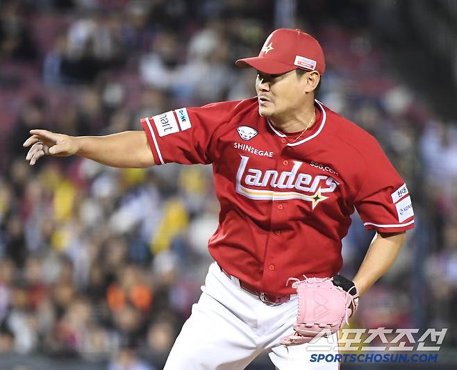 2일 서울 잠실구장에서 열린 SSG-LG전. 9회말 등판한 노경은이 투구하고 있다. 잠실=정재근 기자 cjg@sportschosun.com/2025.5.2/