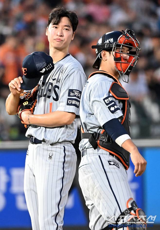 18일 부산 사직야구장에서 열린 한화와 롯데의 경기, 4회말 한화 엄상백이 마운드를 내려가고 있다. 부산=허상욱 기자wook@sportschosun.com/2025.06.18/