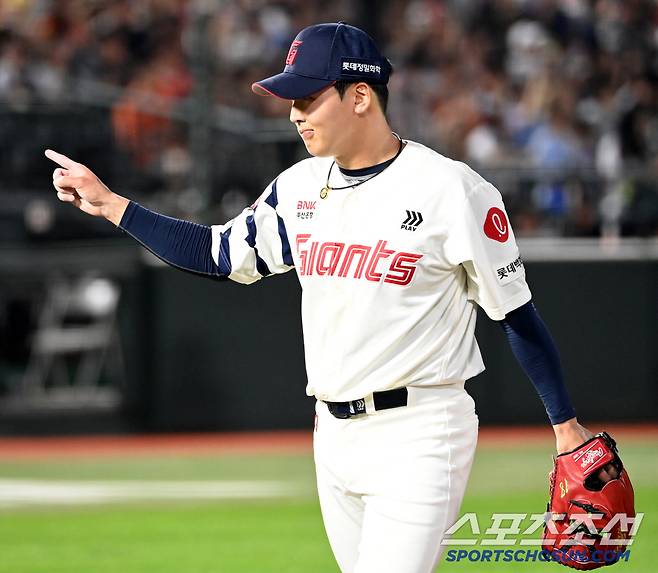 18일 부산 사직야구장에서 열린 한화와 롯데의 경기, 7회초 투구를 무실점으로 마친 최준용이 포수 박재엽을 향해 손짓하고 있다. 부산=허상욱 기자wook@sportschosun.com/2025.06.18/